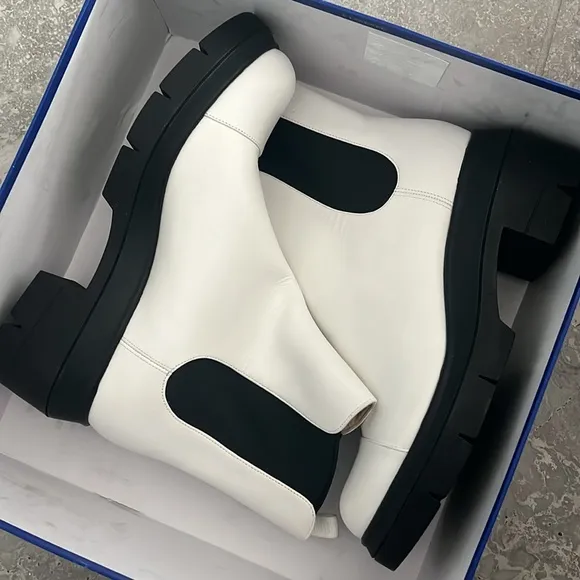 Stuart Weitzman Norah Platform Block Heel Chelsea Boots, White Size 41.5/11 New