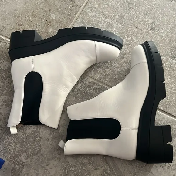 Stuart Weitzman Norah Platform Block Heel Chelsea Boots, White Size 41.5/11 New