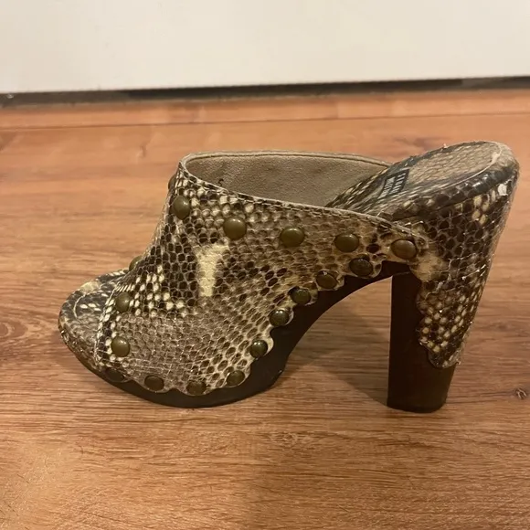 Stuart Weitzman snakeskin clog wooden heels​​​​