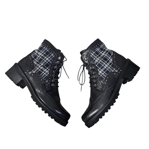 Stuart Weitzman Women's Brogue Ankle Boots Size 8