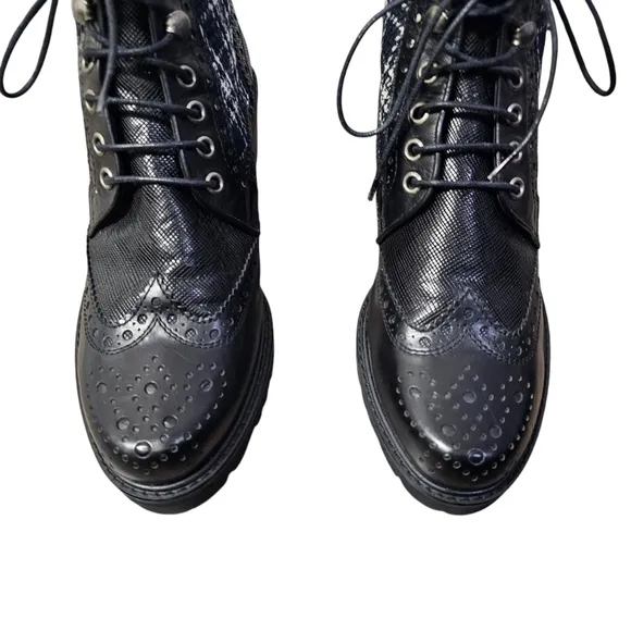 Stuart Weitzman Women's Brogue Ankle Boots Size 8
