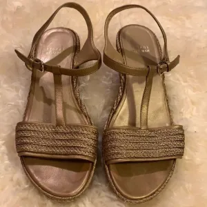 Stuart Weitzman metallic raffia Flatty sandals