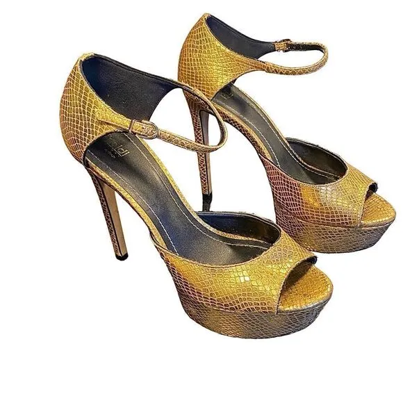 Stunning 5” platform heels, metallic gold lizard  embossed leather shoes  8.5