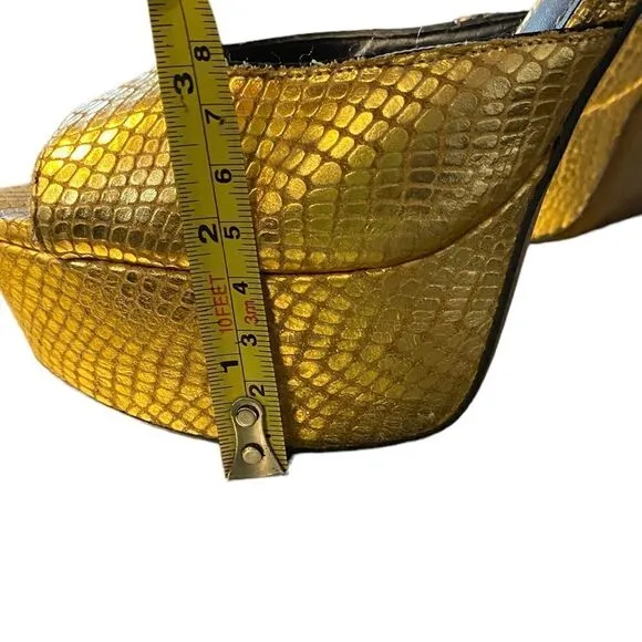Stunning 5” platform heels, metallic gold lizard  embossed leather shoes  8.5