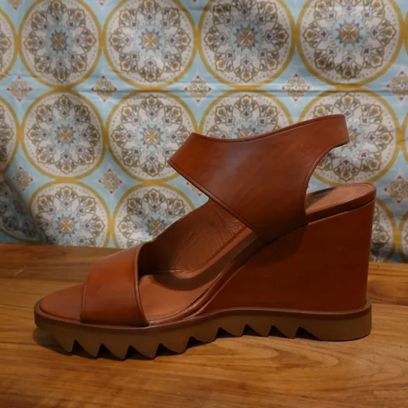 TAMARA MELLON Cognac Leather Wedge Sandals with Serrated Soles, size 38.5