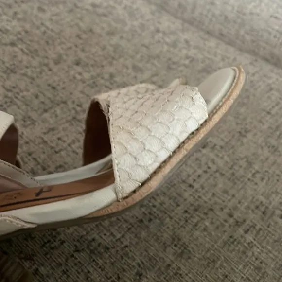 Tamaris Danni Cream Block Heel Leather Sandals Size 38 US