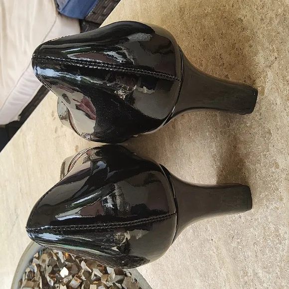 Taryn Rose Bkack Patent High Heels Size 9M