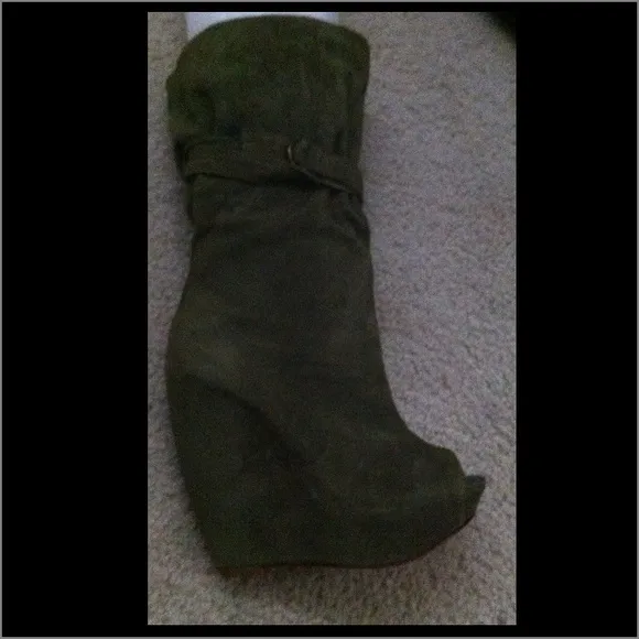 Temporary sale /New Report Signature wedge shoes