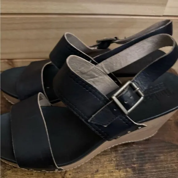 Timberland Size 9.5 Women’s Tilden Platform Black Leather Wedge Sandals