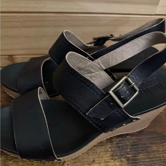 Timberland Size 9.5 Women’s Tilden Platform Black Leather Wedge Sandals