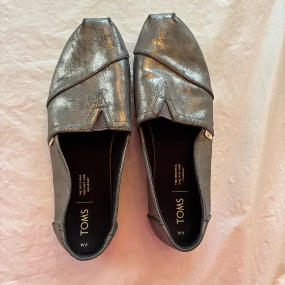 TOMS Alparagatas metallic silver hole flexs Slip-On flatsSZ 8 NWOT