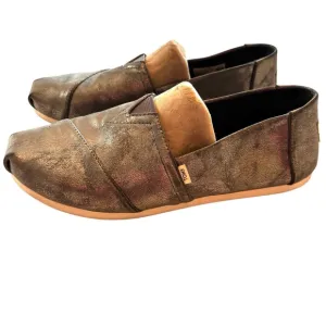 TOMS Alparagatas metallic silver hole flexs Slip-On flatsSZ 8 NWOT