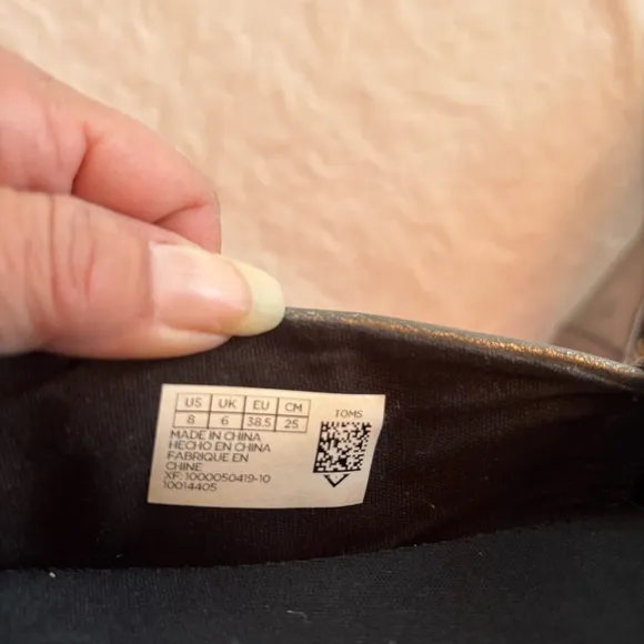TOMS Alparagatas metallic silver hole flexs Slip-On flatsSZ 8 NWOT