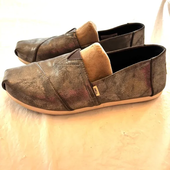 TOMS Alparagatas metallic silver hole flexs Slip-On flatsSZ 8 NWOT