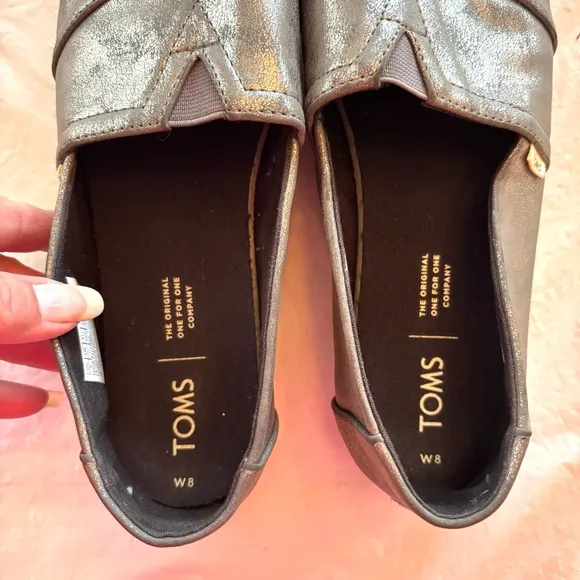 TOMS Alparagatas metallic silver hole flexs Slip-On flatsSZ 8 NWOT