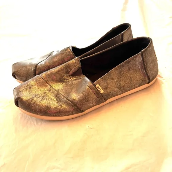 TOMS Alparagatas metallic silver hole flexs Slip-On flatsSZ 8 NWOT