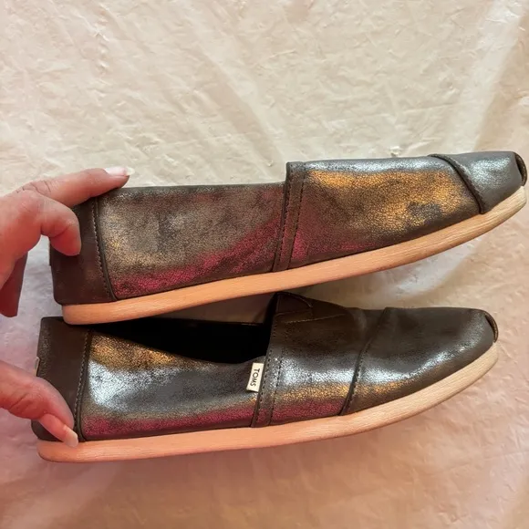 TOMS Alparagatas metallic silver hole flexs Slip-On flatsSZ 8 NWOT