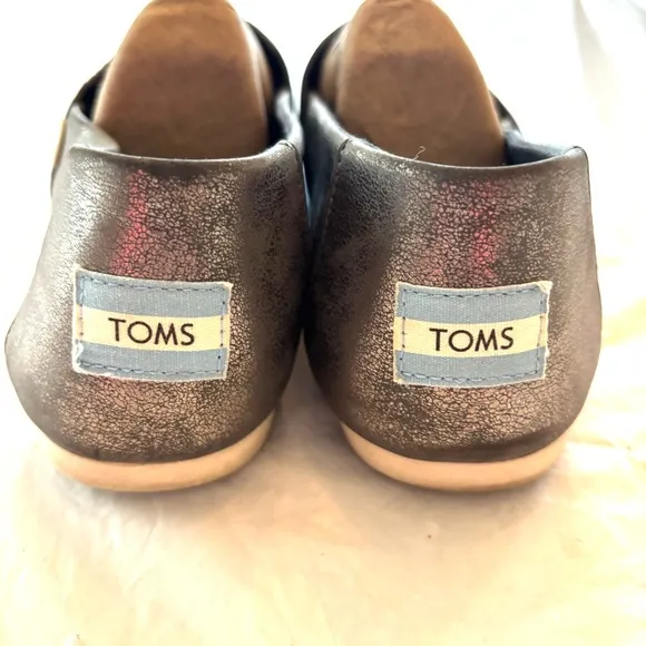 TOMS Alparagatas metallic silver hole flexs Slip-On flatsSZ 8 NWOT