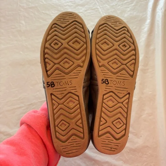TOMS Alparagatas metallic silver hole flexs Slip-On flatsSZ 8 NWOT