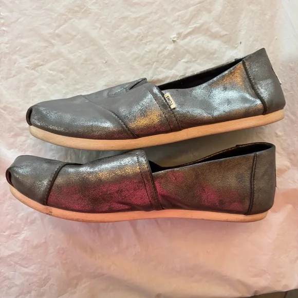 TOMS Alparagatas metallic silver hole flexs Slip-On flatsSZ 8 NWOT