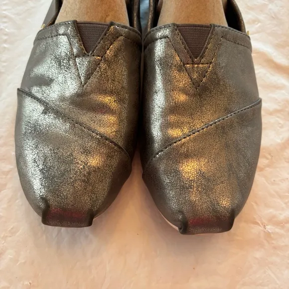 TOMS Alparagatas metallic silver hole flexs Slip-On flatsSZ 8 NWOT