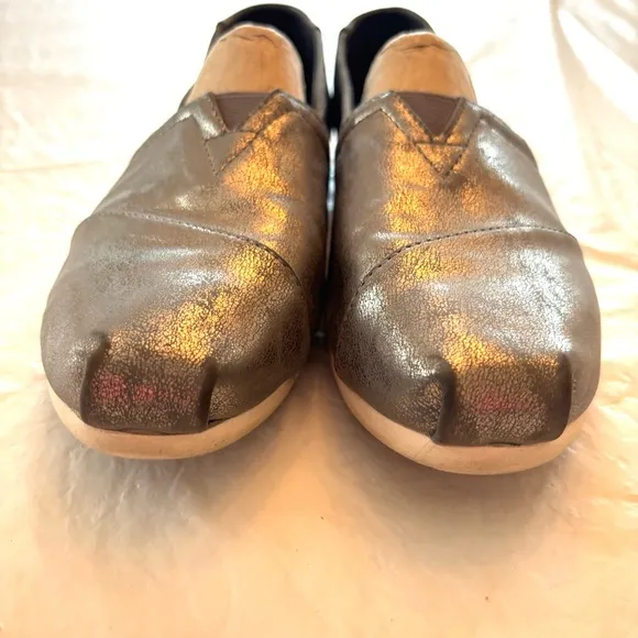 TOMS Alparagatas metallic silver hole flexs Slip-On flatsSZ 8 NWOT