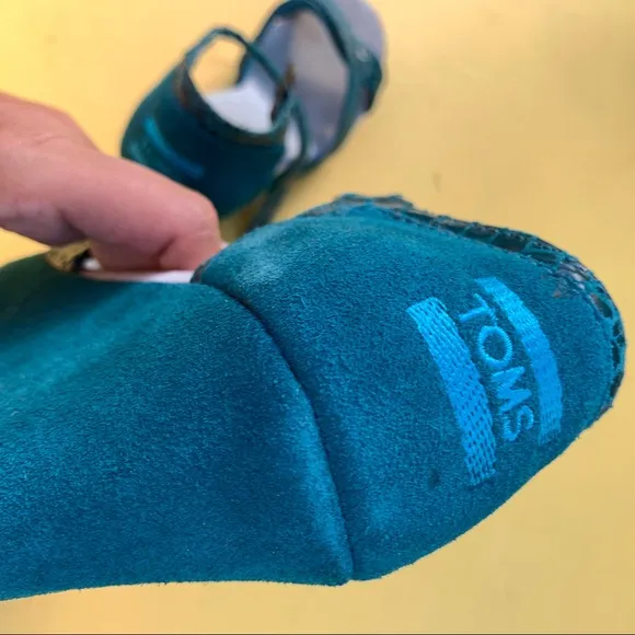 TOMS teal snake print wedge size 6.5 suede shoes