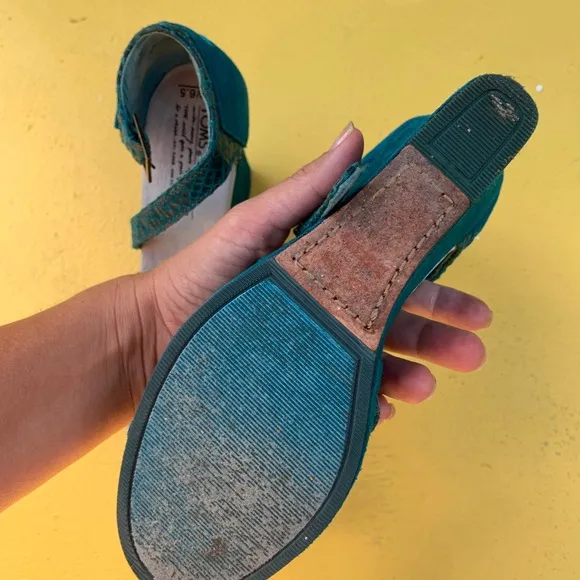 TOMS teal snake print wedge size 6.5 suede shoes