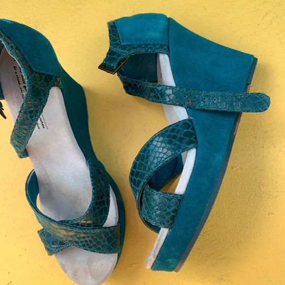 TOMS teal snake print wedge size 6.5 suede shoes
