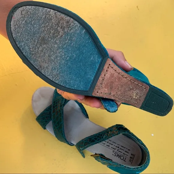 TOMS teal snake print wedge size 6.5 suede shoes