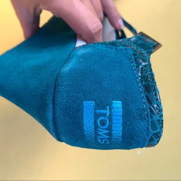 TOMS teal snake print wedge size 6.5 suede shoes