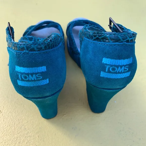 TOMS teal snake print wedge size 6.5 suede shoes