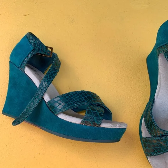 TOMS teal snake print wedge size 6.5 suede shoes