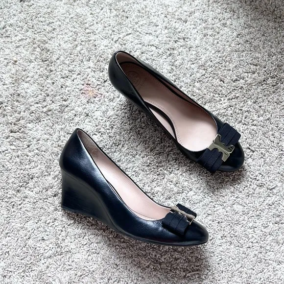 Tory Burch Black Gemini Link Bow Wedge Shoes Pumps Size 7.5