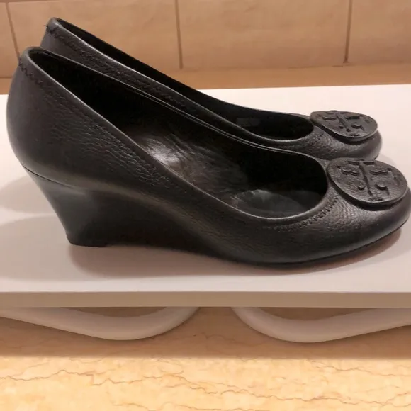 TORY BURCH black wedge