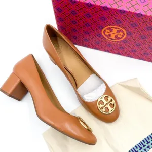 Tory Burch Chelsea Pumps Tan Leather Block Heels Gold Medallion Logo Sz 11