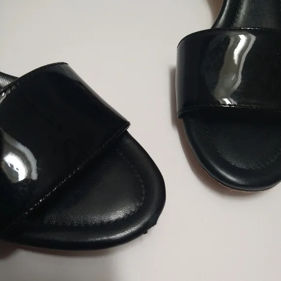 Tory Burch Finley Patent Leather Logo Block Heel Sandals in Black