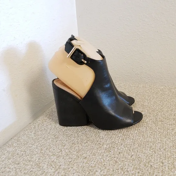 Tory Burch Grove Black Leather Sandals
