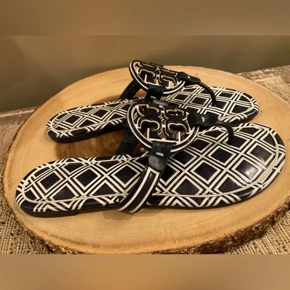 TORY BURCH METAL MILLER TILE LEATHER SANDALS Navy Blue WHITE SIZE 8.5