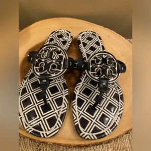 TORY BURCH METAL MILLER TILE LEATHER SANDALS Navy Blue WHITE SIZE 8.5