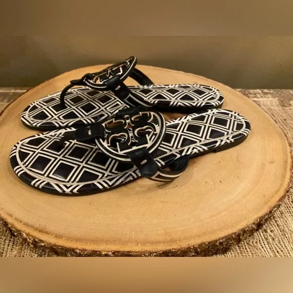 TORY BURCH METAL MILLER TILE LEATHER SANDALS Navy Blue WHITE SIZE 8.5