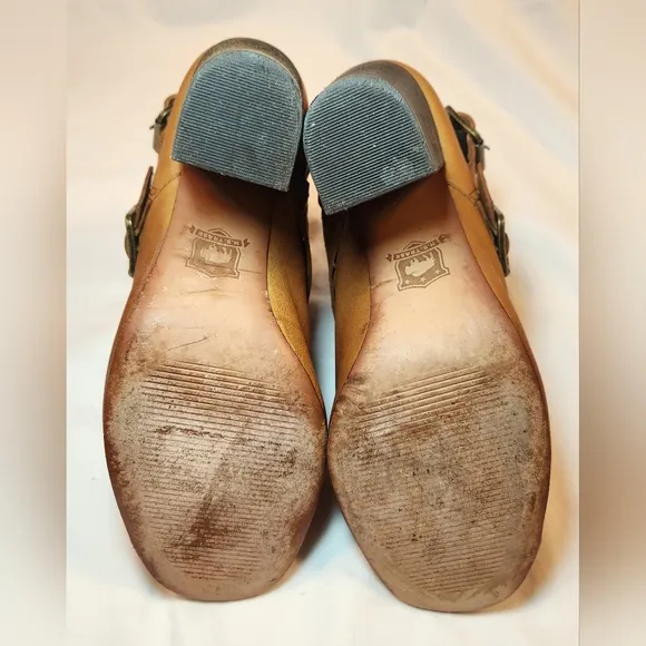 Trask Miriam leather stacked‎ heel sandals size 7 tan
