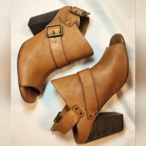 Trask Miriam leather stacked‎ heel sandals size 7 tan