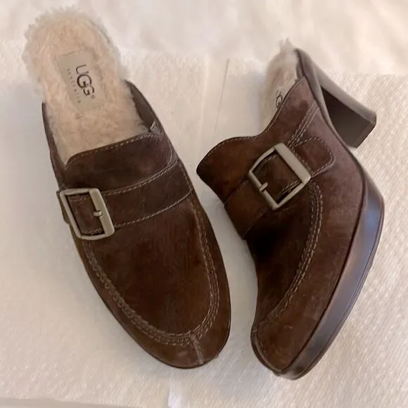 UGG AUSTRALIA BROWN SUEDE CLOGS.