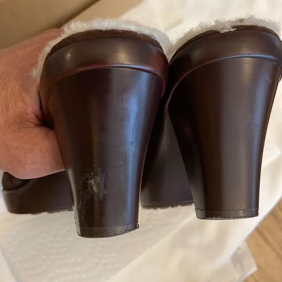 UGG AUSTRALIA BROWN SUEDE CLOGS.