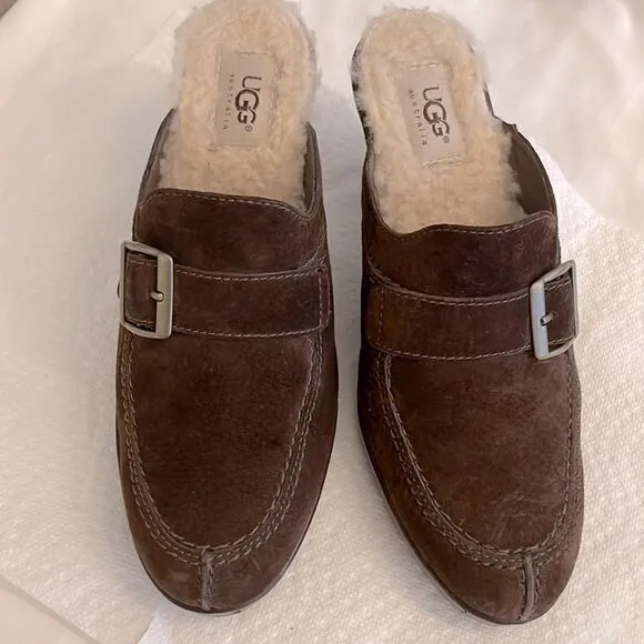 UGG AUSTRALIA BROWN SUEDE CLOGS.