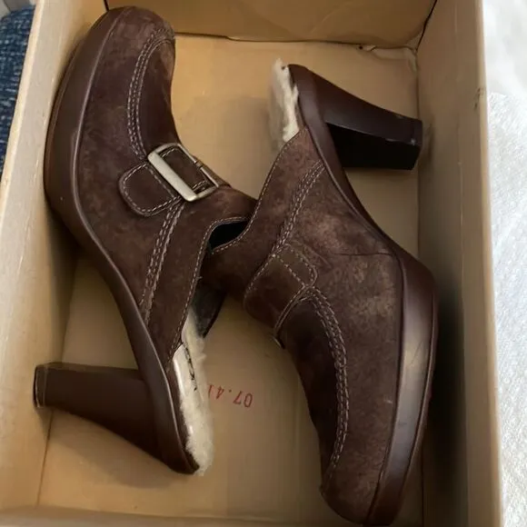 UGG AUSTRALIA BROWN SUEDE CLOGS.