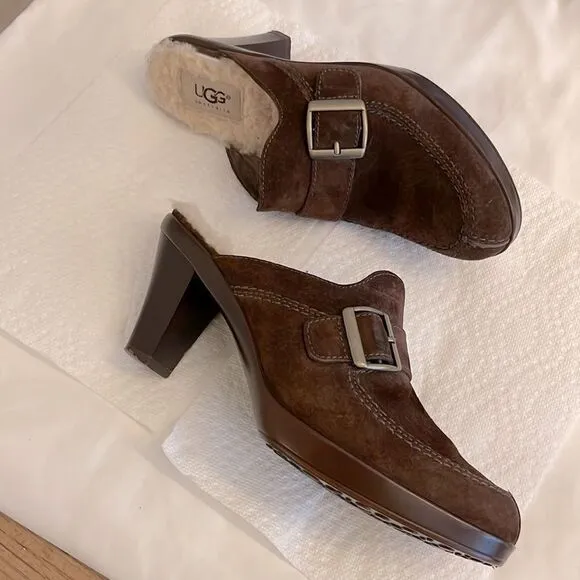 UGG AUSTRALIA BROWN SUEDE CLOGS.
