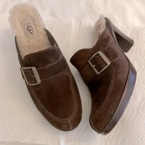 UGG AUSTRALIA BROWN SUEDE CLOGS.