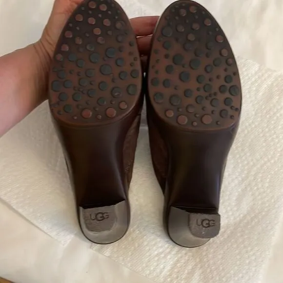 UGG AUSTRALIA BROWN SUEDE CLOGS.